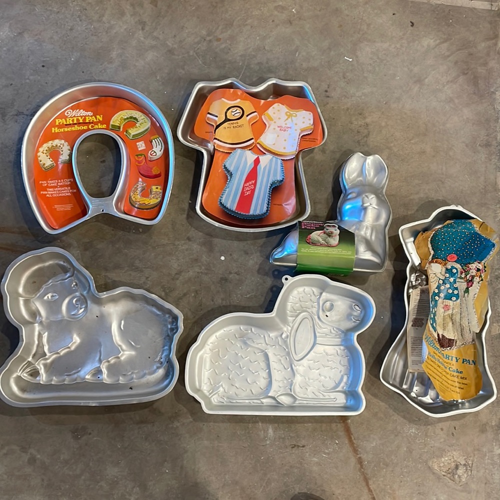 Wilton random cake pan set